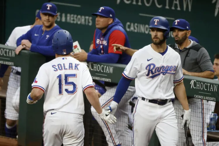 Rangers gana duelo texano