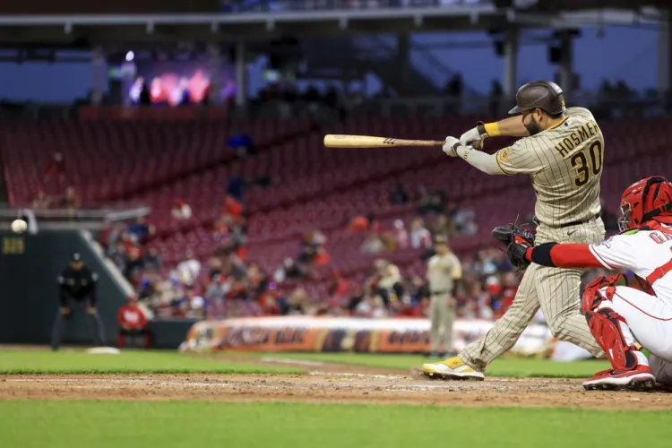 Padres derrotan a los Rojos