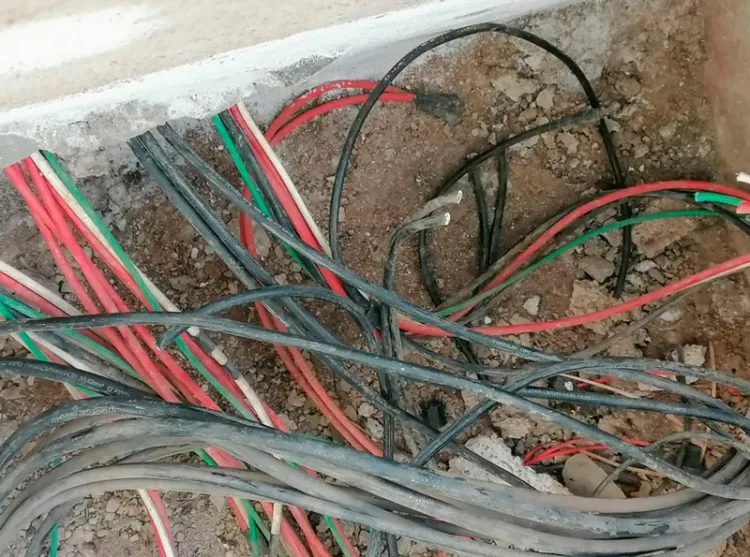 Roban cableado eléctrico en escuela
