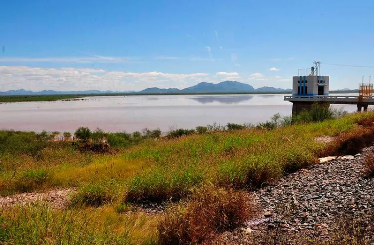 Baja la captación de agua