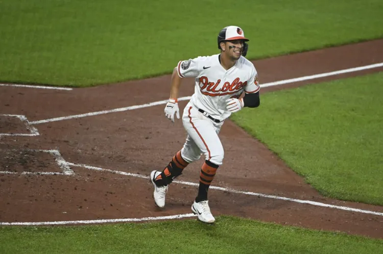 Urías la bota en triunfo de Orioles