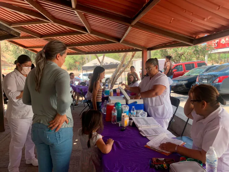 Llevan jornada de salud a vecinos de Las Bellotas