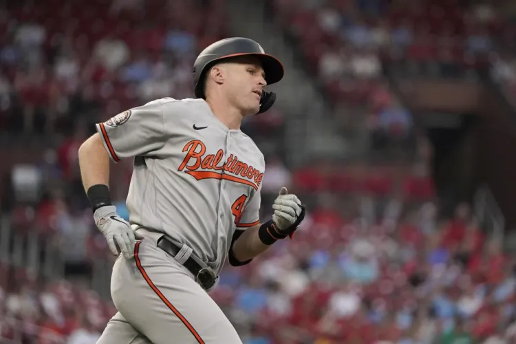 Gana Orioles duelo de pájaros