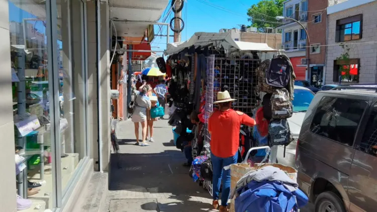 Demanda el comercio ordenar a los vendedores ambulantes