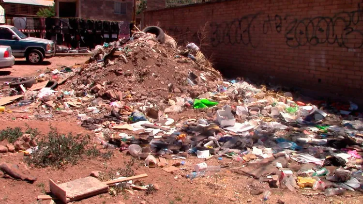 Abandonan gran cantidad de basura en el plantel CAM 1