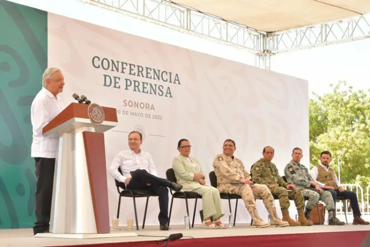 Se trabaja para que la cuatro carriles se termine lo más pronto posible: AMLO