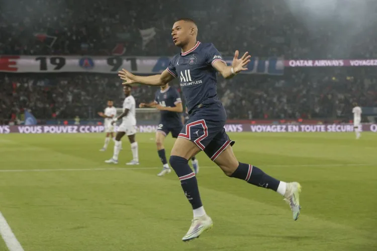 Mbappé anota tres