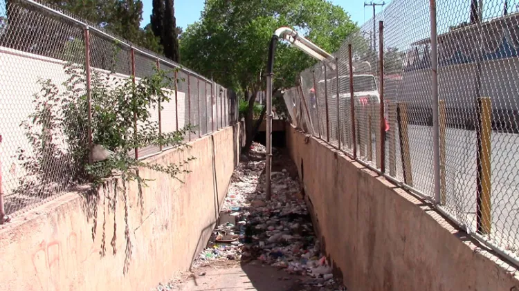 Desazolvan el arroyo de la calle Reforma