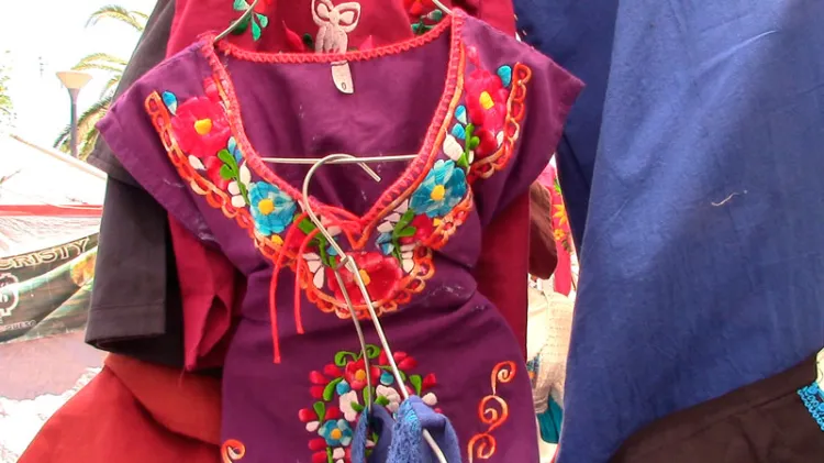 Exponen vestidos y platillos tradicionales de Oaxaca