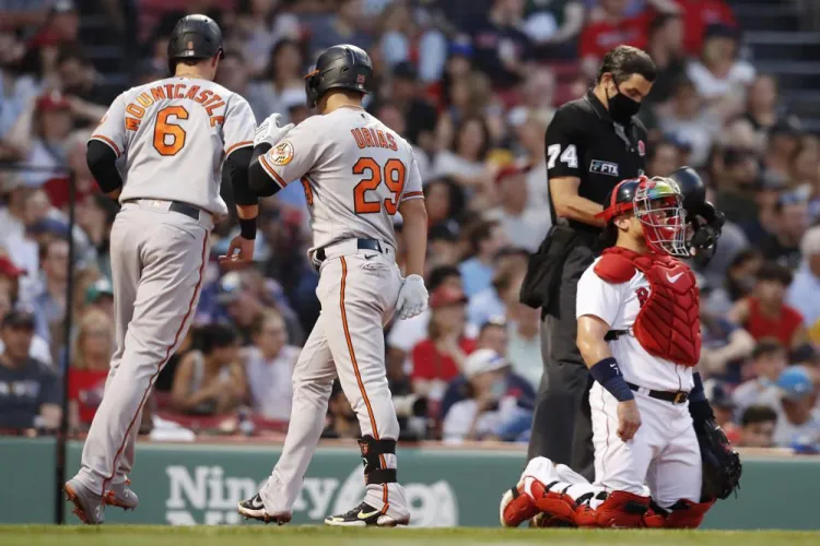 Urías la bota en paliza de Orioles