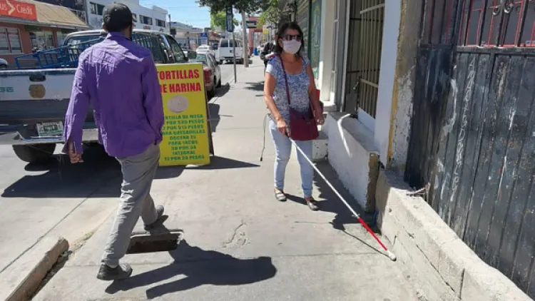 Banquetas de Nogales, riesgo para invidentes