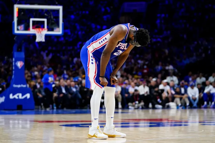 Operan manos de Embiid