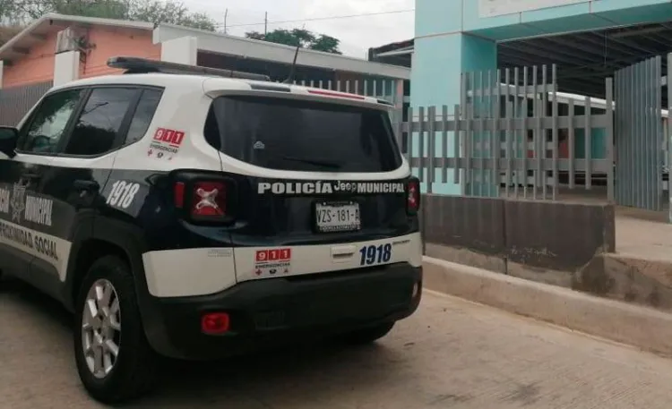 Detienen en flagrancia a dos menores robando en escuela