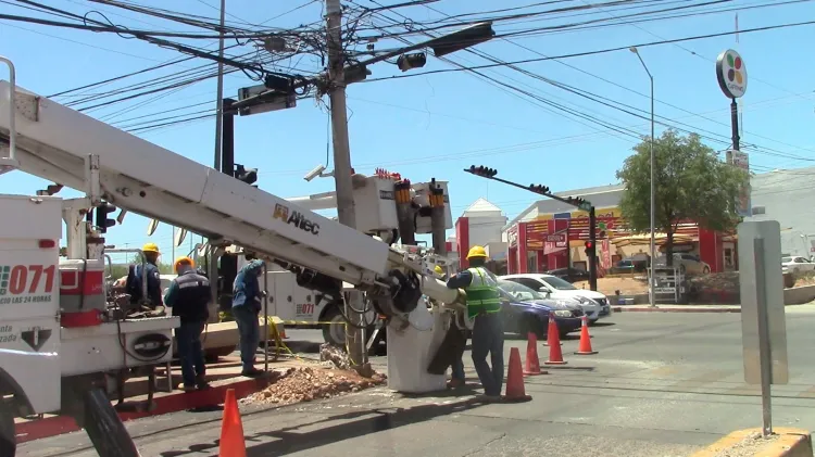 Sustituye CFE poste dañado en accidente