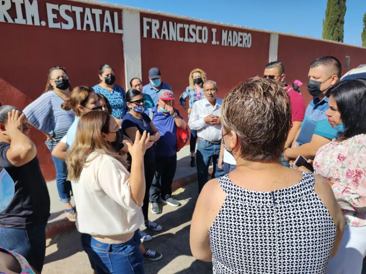 Protestan padres por falta de electricidad