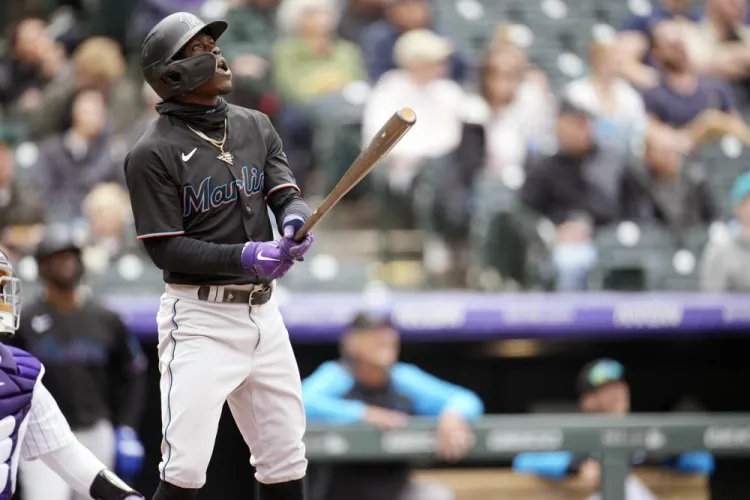 Marlins arrolla a Rockies