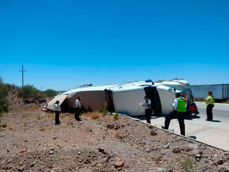 Vuelca camionero entre Magdalena y Santa Ana