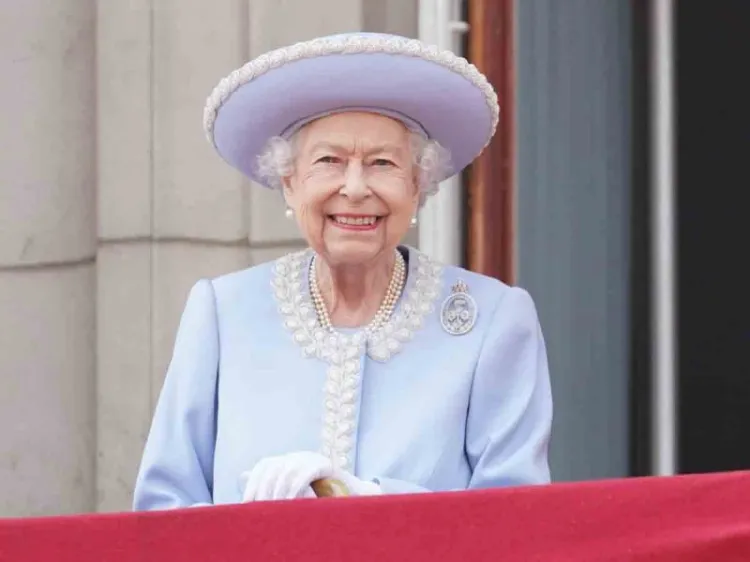 Reina Isabel inaugura festejos por jubileo de platino y es aclamada