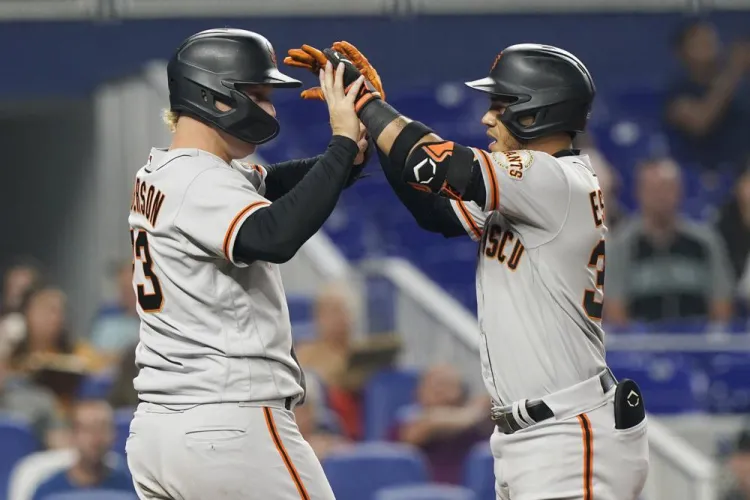 Gigantes castigan a Marlins