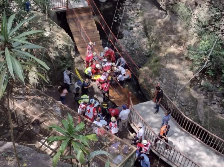 Colapsa puente colgante en Cuernavaca; hay varios heridos