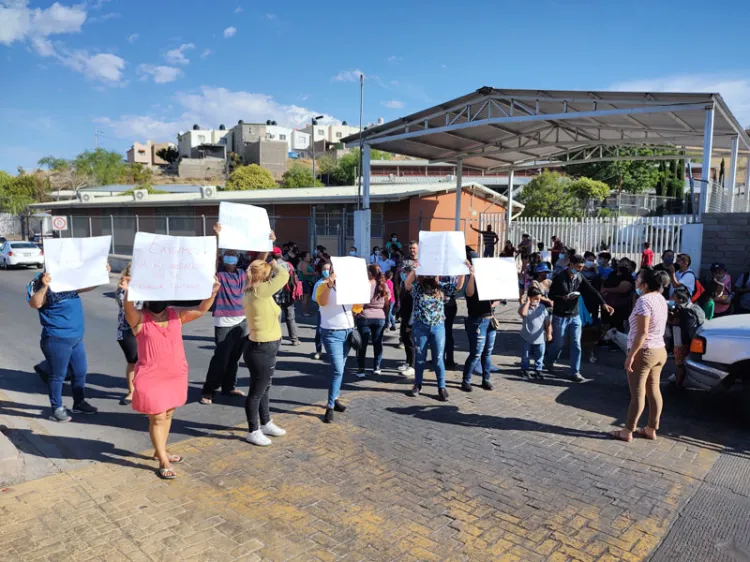 Exigen familias conexión a CFE para mitigar ola de calor en escuela