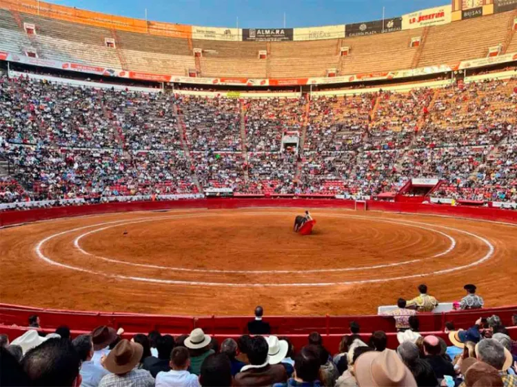 Suspenden corridas de toros en Plaza México