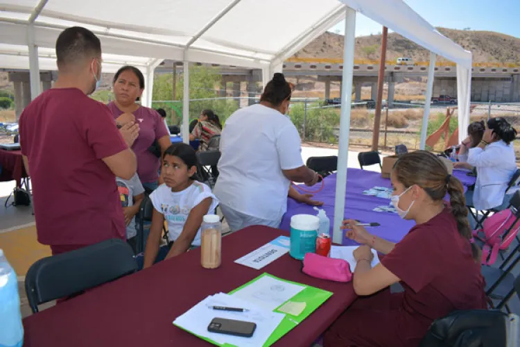 Llevan jornada de salud a Lomas del Sol