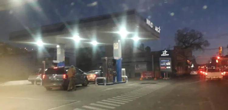 Despachador de combustible agredido por un falso cliente