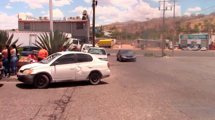 Obstruyen taqueros calle Nueva Galicia en Nuevo Nogales