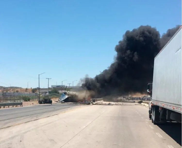 Arde tráiler tras choque