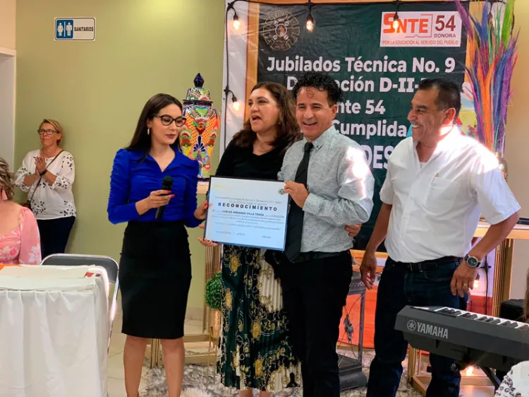 Reconocen a jubilados del SNTE