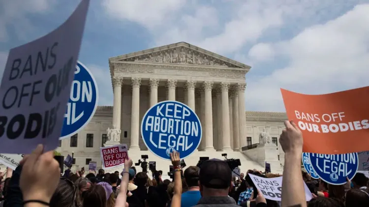 Anula Corte Suprema de EU derecho constitucional al aborto