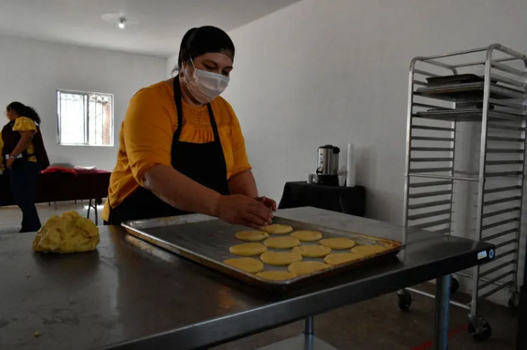 Donan los Rotarios Industriales horno para Centro Comunitario