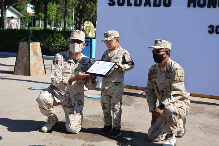 Distinguen a niño Down como soldado honorario