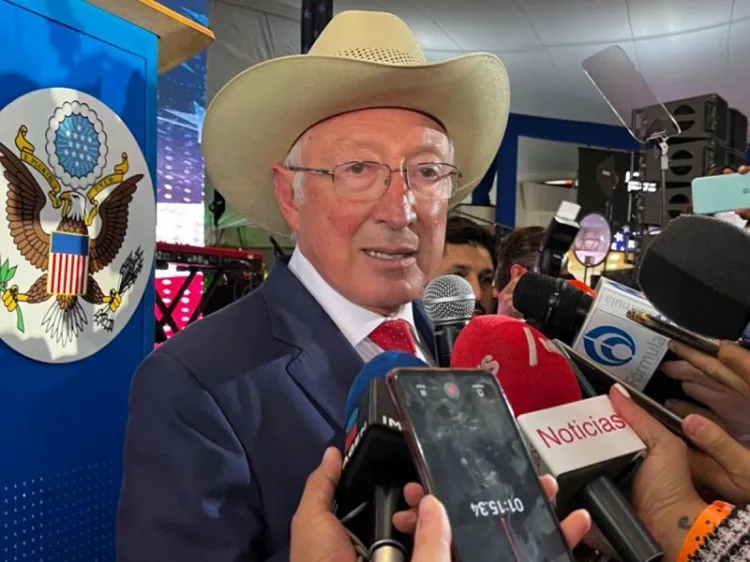 Grupos que trafican con migrantes deberían estar en la cárcel: Ken Salazar