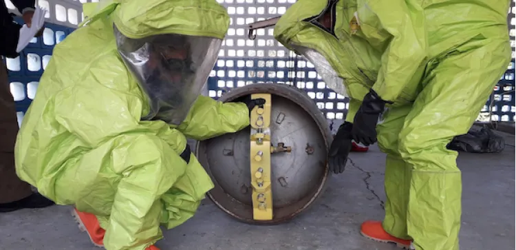 Realizan bomberos práctica de manejo de materiales peligrosos