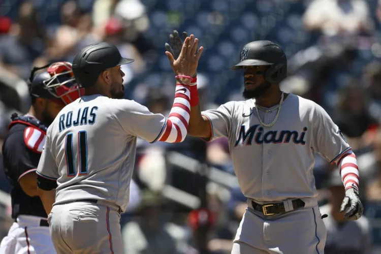 Marlins gana en diez rollos