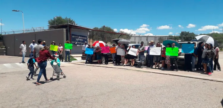 Llevan manifestación hasta audiencia de chofer de Lechería Yaqui