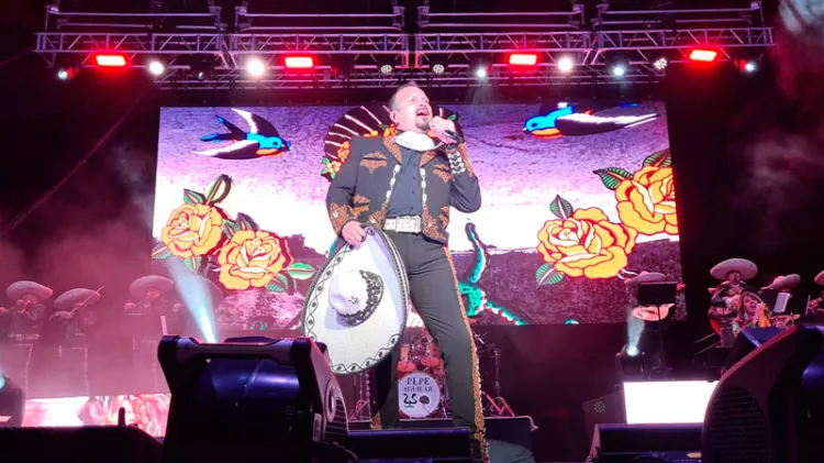 Pepe Aguilar deleita a su público