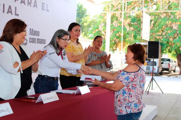 Entrega las tarjetas de apoyo a beneficiarios “Mano con Mano”