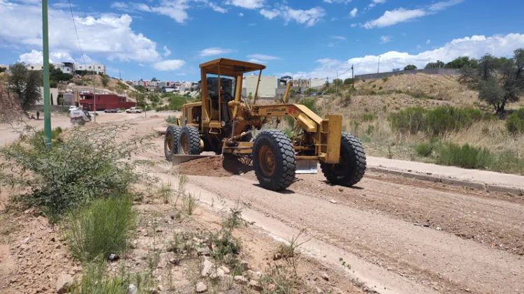 Realizan raspado de calle de acceso a sector en Bellotas