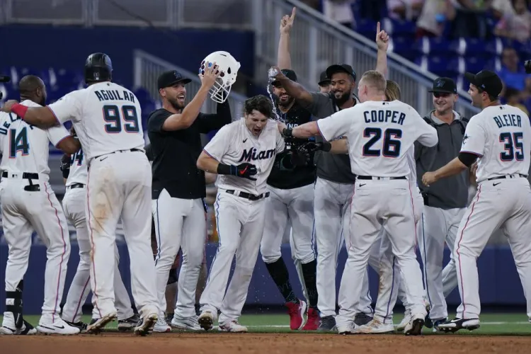 Triunfan Marlins en extrainnings