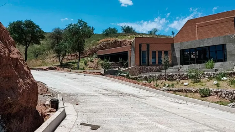 Pavimentan acceso al FARO