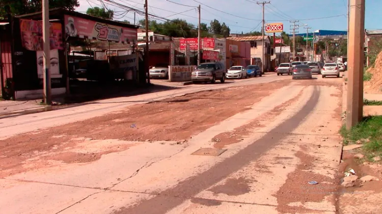 Advierten comerciantes por bache en la 5 de Febrero