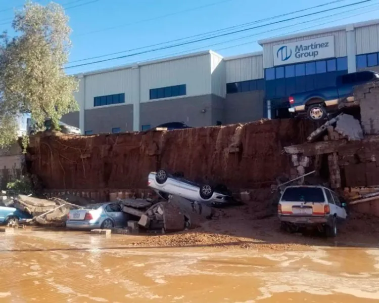 Pagan daños a afectados por socavón en Parque Industrial