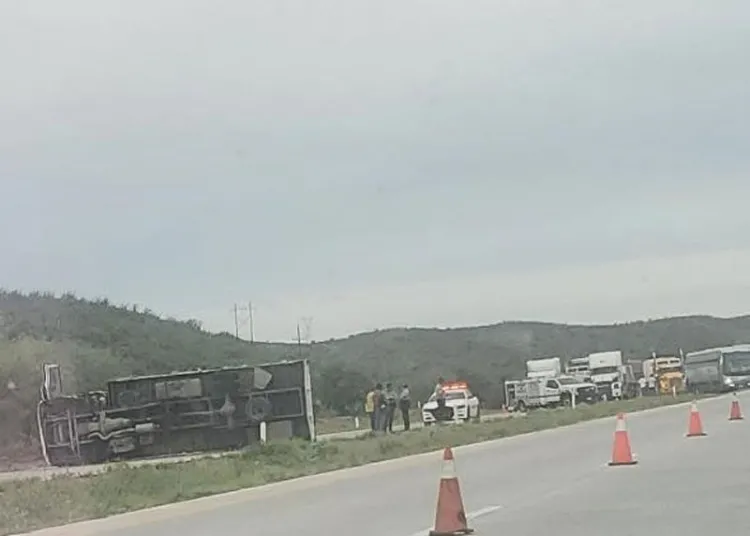 Provoca volcamiento caos vial en el tramo Santa Ana-Magdalena