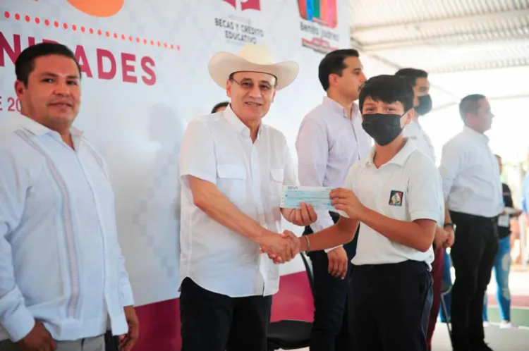 Entrega ADM becas a jóvenes en el municipio Benito Juárez