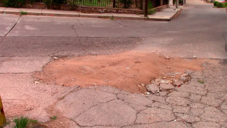 Piden reparación de bache en la Kennedy