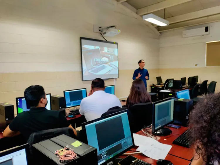 Trabajan docentes en programas educativos en formatos auditivos