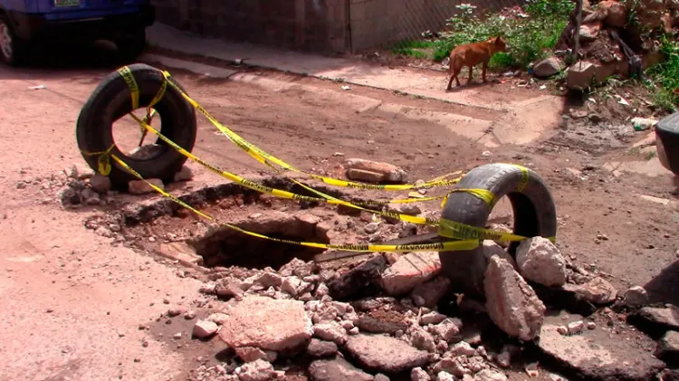 Tiene alcantarilla más de dos meses sin repararse